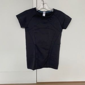 A black athletic top 🖤